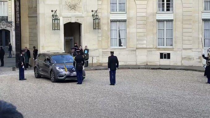 президент Украины Владимир Зеленский. Он не нашел достойного автомобиля отечественного производства, поэтому отдал предпочтение Renault Espace